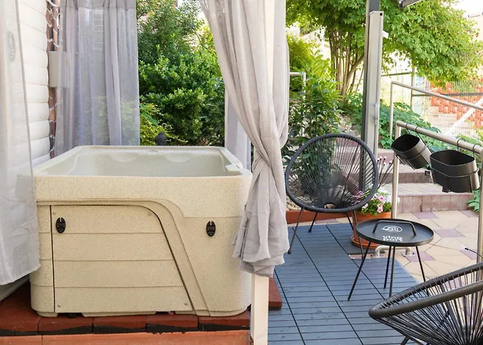 Vinoport Apartmanhaz Апарт-готель Еґер